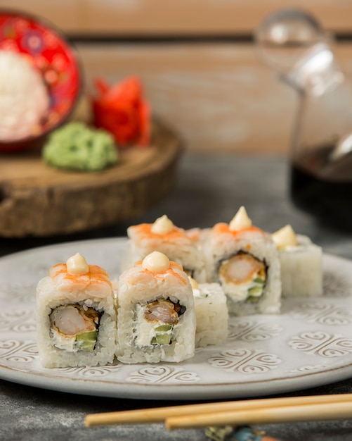 Free Photo | Shrimp sushi rolls with shrimp and cucumber