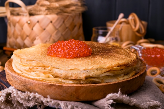 Shrovetide Maslenitsa Weekフェスティバルの食事 赤キャビア添えロシアのパンケーキのスタック 素朴なスタイル テキスト用の空きスペース プレミアム写真