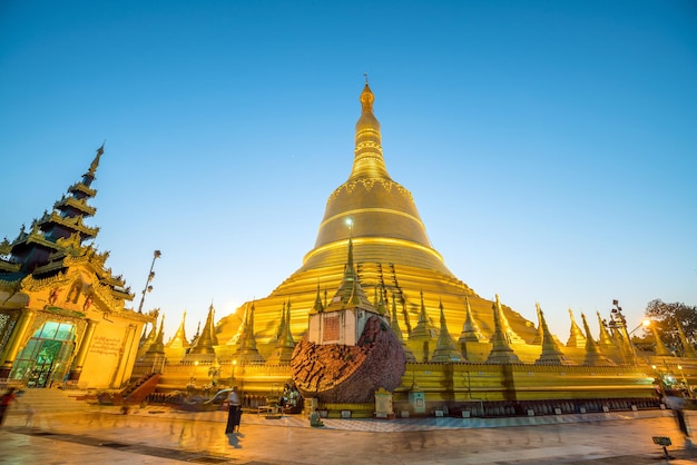 Premium Photo | Shwe maw daw pagoda (shwemawdaw pagoda), myanmar or burma.