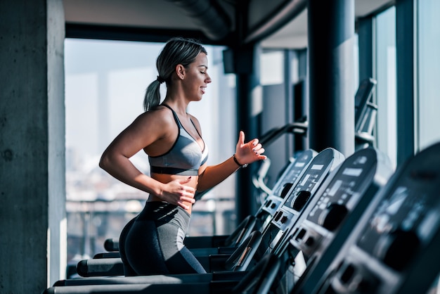 Side View Of Beautiful Muscular Woman Running On Treadmill Photo Premium Download 6107