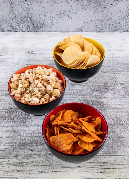 side-view-chips-popcorn-bowls-white-wooden-table-vertical_176474-4178.jpg (626×866)