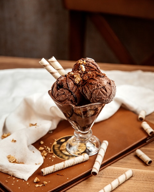 ナッツとウエハースロールのチョコレートアイスクリームの側面図 無料の写真