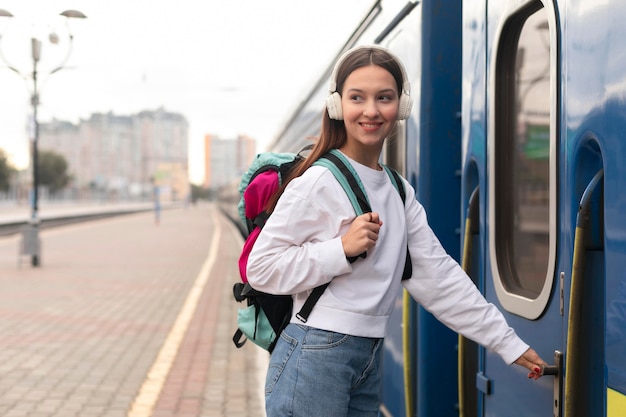 電車に入る駅でかわいい女の子の側面図 無料の写真