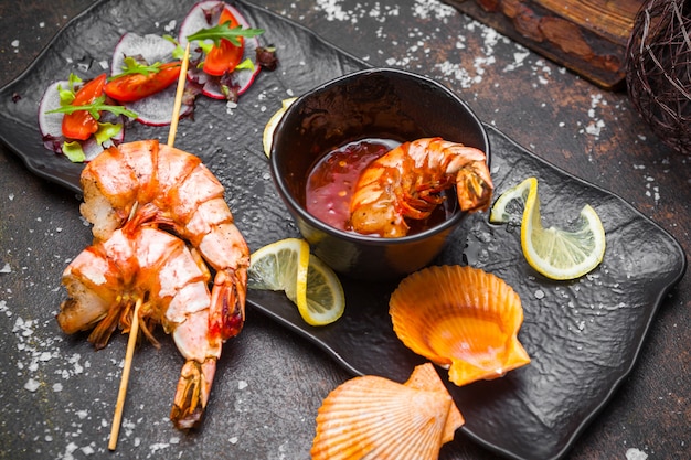 Free Photo | Side view fried shrimp in spicy sauce and lemon slices