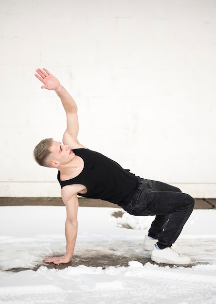 Side View Of Hip Hop Dancer Posing Outside Free Photo