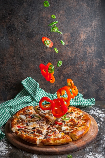 Free Photo Side View Pizza With Slices Of Bell Pepper And Pizza Slices In Board Cookware