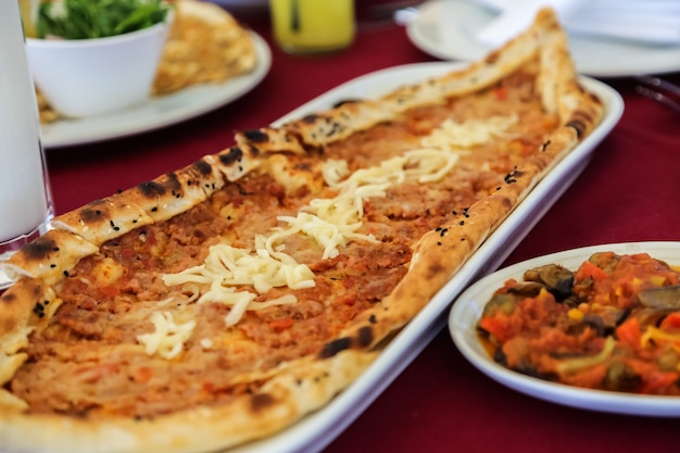 側面図チーズと伝統的なトルコ料理肉ピデ 無料の写真