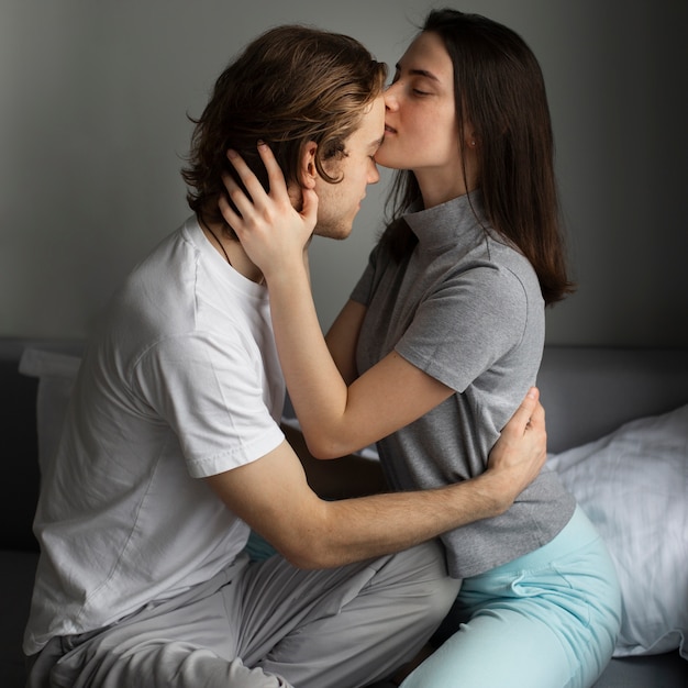 Free Photo Side View Of Woman Kissing Mans Forehead