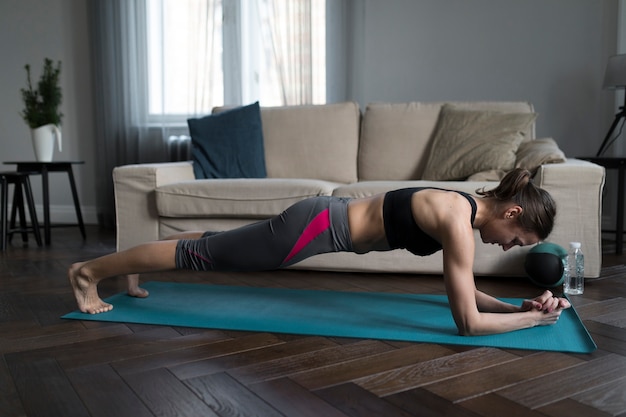 side view woman planking yoga mat 23 2148429299 - 5 Exercícios simples para realizar em casa com a ajuda do smartwatch