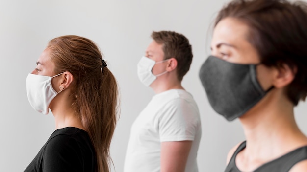 Side view women and man with masks Free Photo