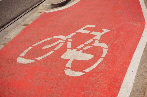 通りの赤い地面に自転車のサイン 無料の写真