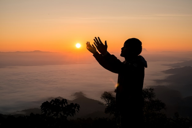 https://image.freepik.com/free-photo/silhouette-christian-man-praying-sunset_2379-1855.jpg