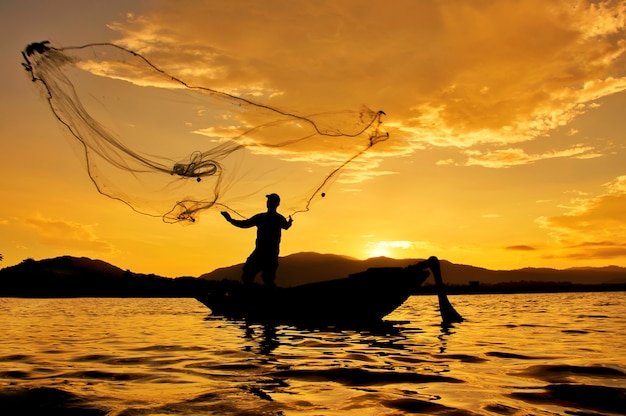 ผลการค้นหารูปภาพสำหรับ ภาพคนทำประมง