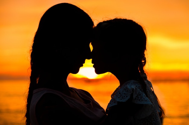 Premium Photo Silhouette Of Mother And Daughter On Sunset 