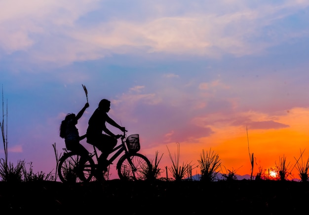 恋人 シルエット 運転 自転車 幸せ 時間 プレミアム写真