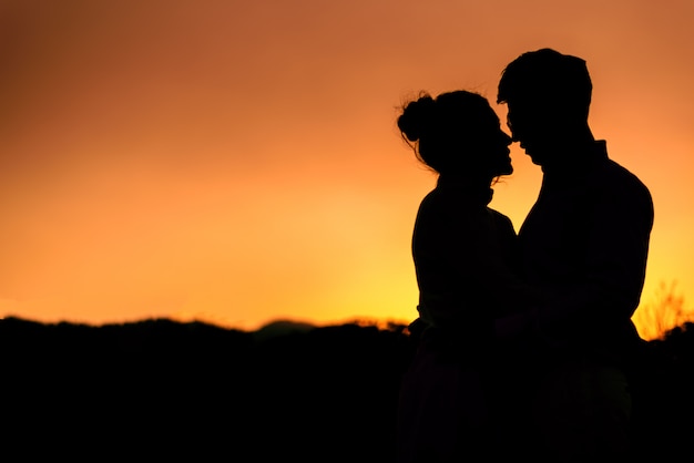 Фото влюбленных пар на закате держащихся за руки