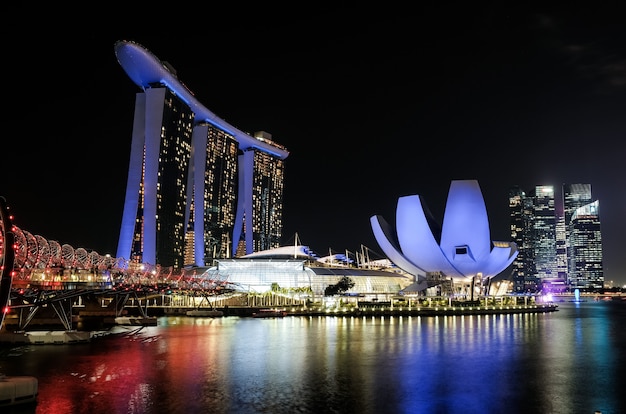 シンガポールの街のスカイライン 夜のマリーナ湾 プレミアム写真