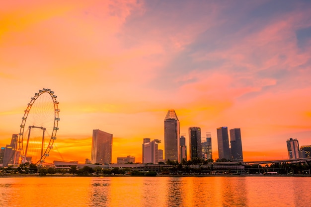 シンガポール 観覧車と高層ビルのあるダウンタウン 日没の黄金の時間 プレミアム写真