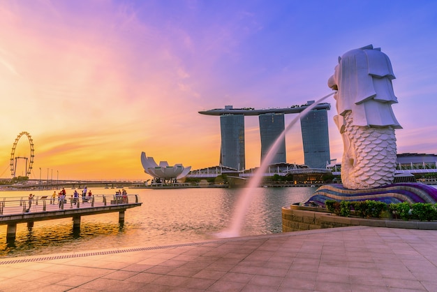 Singapore landmark merlion at sunrise | Premium Photo