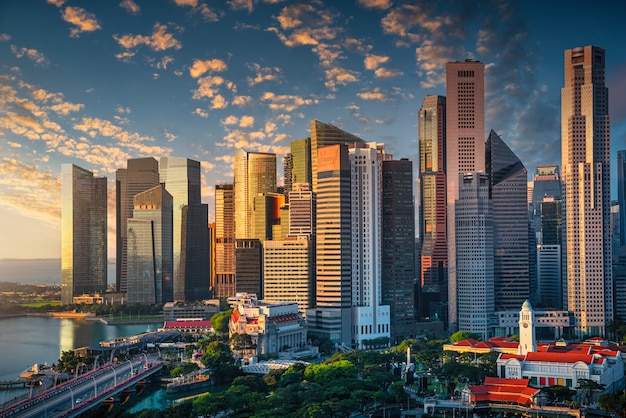 日の出の劇的な空とシンガポールのスカイライン プレミアム写真