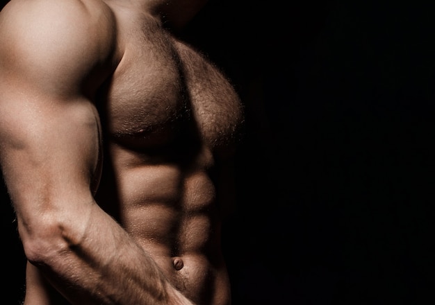 6パック 腹筋 強い胸 セクシーな筋肉質の男性の胴体6パック Ab 裸の胸を訓練する運動選手 プレミアム写真