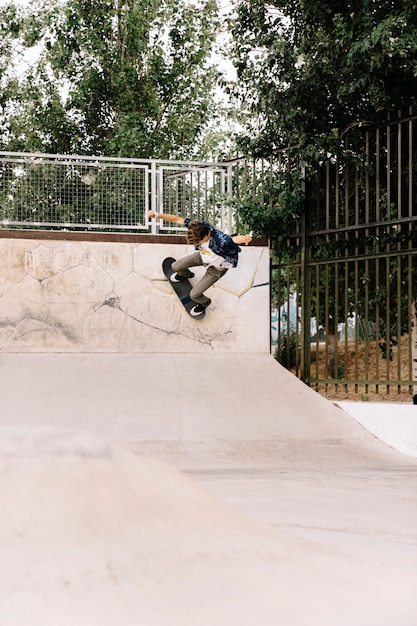 Skater boy skating in half pipe | Free Photo