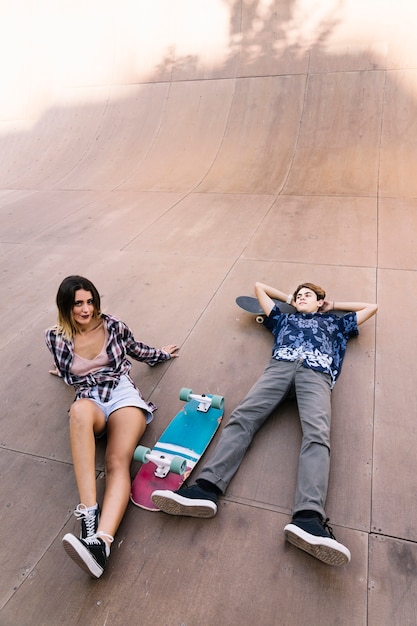 Free Photo Skater Couple Relaxing