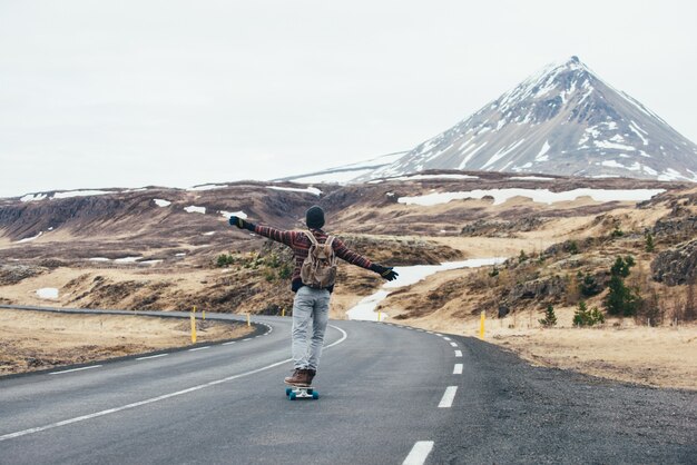 彼のロングボードでアイスランドを旅するスケーター プレミアム写真