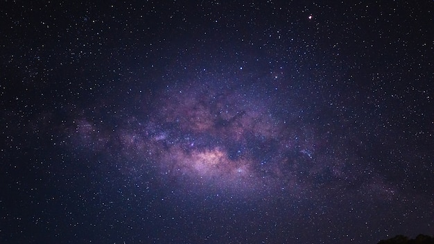 多くの星を持つ夜の空 夜は美しい澄んだ空 紫の暗い空を持つ明るい星空 プレミアム写真