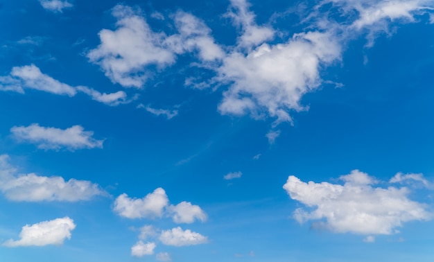 日光の下で青と白の雲と美しい空 プレミアム写真