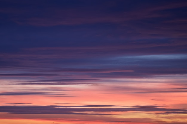 日没前の空が青 ピンク オレンジ色になり 背景 プレミアム写真