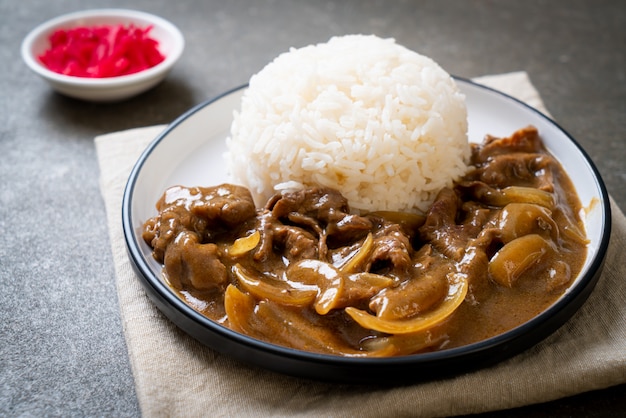 Sliced beef curry rice | Premium Photo