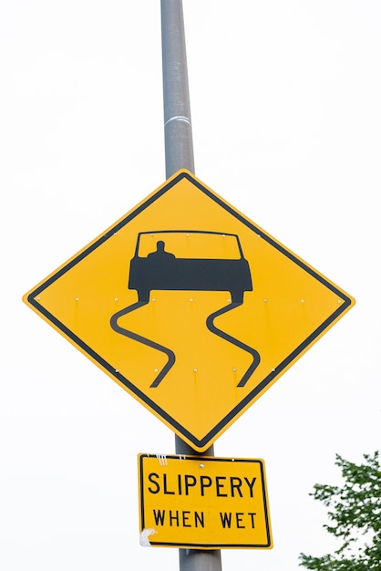 滑りやすい道路標識のクローズアップ 無料の写真