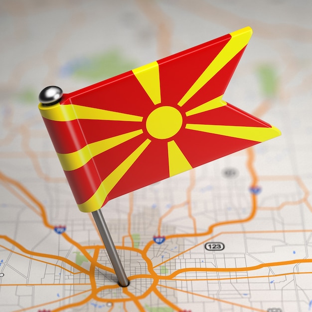 選択的な焦点と地図の背景にマケドニアの小さな旗共和国 プレミアム写真