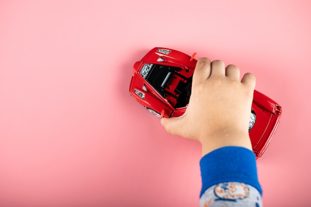 子供のための小さな赤い車のおもちゃ それで遊ぶ子供 無料の写真