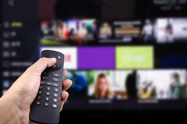 Рука с пультом дистанционного управления от телевизора smart tv Premium Фотографии