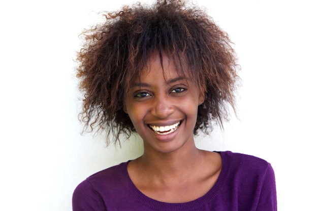 アフロ髪型で笑顔のアフリカ人女性 プレミアム写真