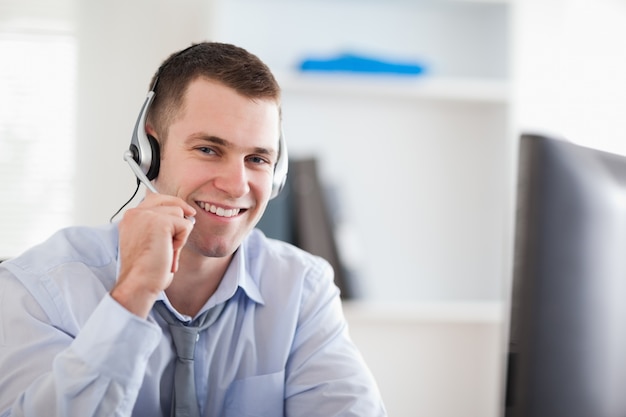 Smiling call center agent speaking with costumer Premium Photo