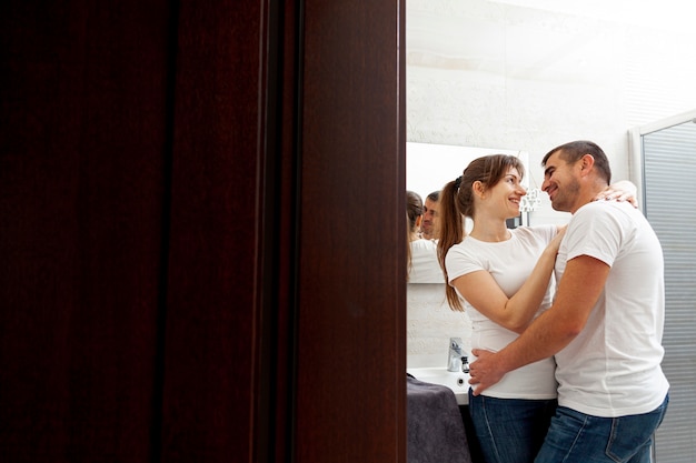 Free Photo Smiling Couple Embracing In Bathroom
