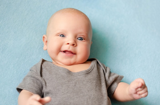 生後3ヶ月のかわいい男の子の笑顔 肖像画のクローズアップ プレミアム写真