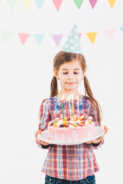 誕生日ケーキを持つ少女の笑顔 無料の写真