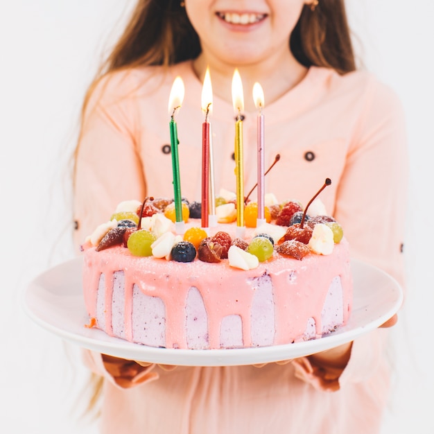 誕生日ケーキを持つ少女の笑顔 無料の写真