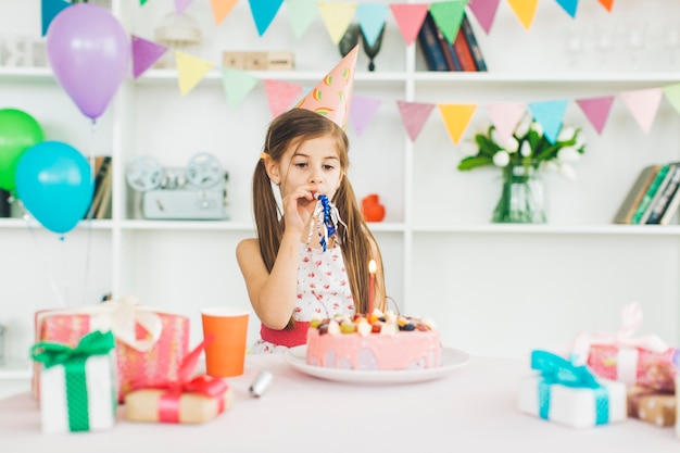 誕生日ケーキを持つ少女の笑顔 無料の写真