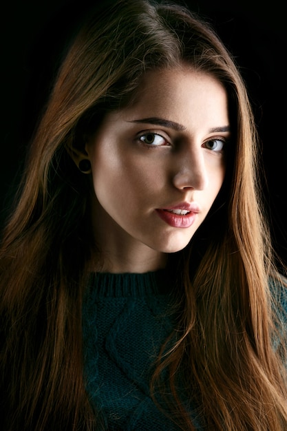 Smiling lady with deep green eyes and long brown hair ...