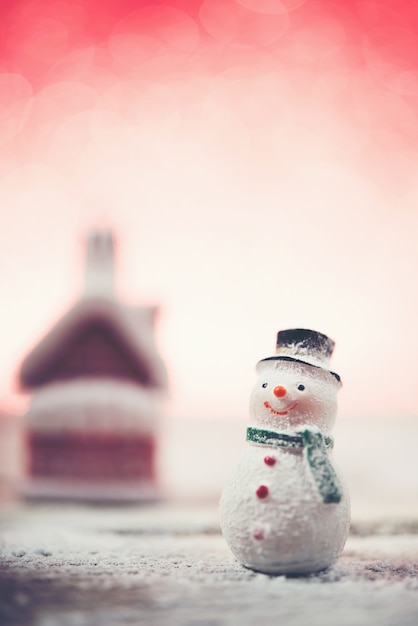 雪と明るい背景と笑顔雪だるま 無料の写真