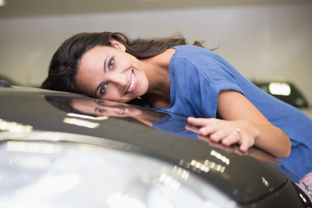 smiling-woman-hugging-black-car_13339-232029.jpg (626×417)