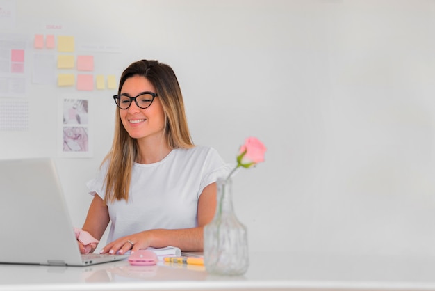 Smiling young woman working in office Premium Photo