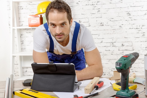 Smilling young man using the tablet for diy Premium Photo