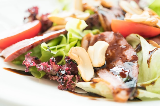 Salad vịt hun khói với rau mầm