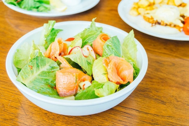 スモークサーモンの野菜サラダ 無料の写真